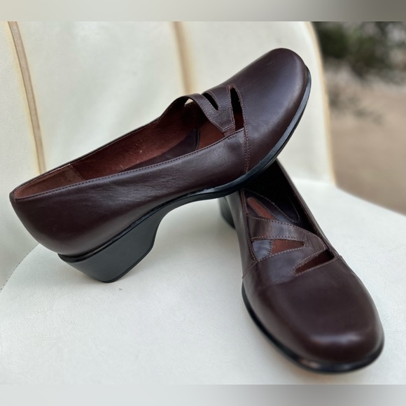 NW Clarks Artisan 🇧🇷 Made Leather heels shoes Sz 9M - Picture 1 of 8